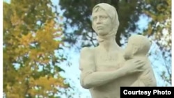 "Нюра" – памятник жене "врага народа", установленный в деревне Засосье Ленинградской области. Скульптор – Александр Спиридонов