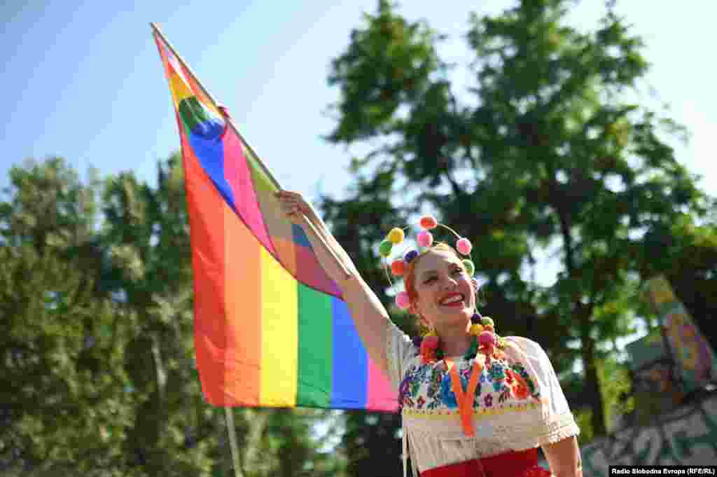 Bh. povorku ponosa već godinama podržavaju organizacije civilnog društva u BiH, kao i pojedine međunarodne organizacije i ambasade, dok je jedan dio domaćih političara podržava, a drugi osporava.