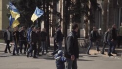 Донеччина. У Добропіллі вимагають повернути українську символіку в місто (відео) Донеччина. У Добропіллі вимагають повернути українську символіку в місто (відео)