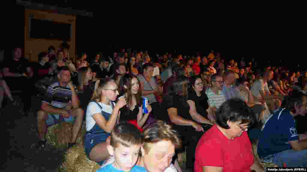 Autorima i rukovodstvu Salašarskog pozorišta, kako kažu, nisu poznati tačni razlozi zbog kojih je Mađarski nacionalni savet odlučio da zatraži prekid predstave. Reditelj predstave Robert Lenard je za RSE ocenio da je "bahato i nedopustivo" u 21. veku da se bilo koja predstava zabrani. Kako je rekao, okolnosti u kojima se radnja predstave dešava su ekonomska kriza, nezaposlenost i uspon nacističkog režima, ali da je reč o ljubavnoj priči koja "ispituje veze između privatnog života i ekonomske situacije na baladističan način". 