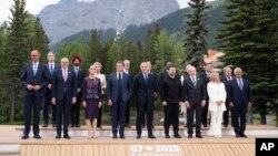 Fotografie de grup a liderilor participanți la summitul G7 din Canada.