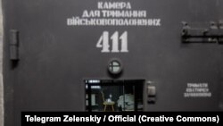 უკრაინული მხარის თანახმად, ეს ფოტო ასახავს საკანს, რომელშიც დატყვევებული ჩრდილოკორეელი სამხედრო იმყოფება.