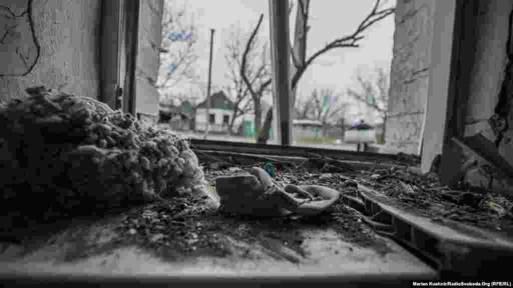 Ракета «Града» прилетела во двор Анны. Это родовой дом ее покойного мужа. После активизации боевых действий в Авдеевке, Анна с дочкой перебрались в новую часть города 