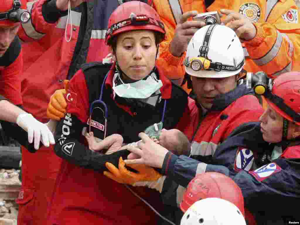 Turska - Spasilačke ekipe su 46 sati nakon razornog zemljotresa spasile bebu koja je imala samo 14 dana, Ercis, 25.10.2011. Foto: Reuters