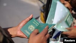 Vojnik Granične bezbjednosne službe (BSF) provjerava pasoše pakistanskih građana dok se pripremaju da napuste Indiju nakon što je Indija poništila sve vize izdate pakistanskim građanima.