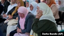 Majke iz Srebrenice gledaju izricanje konačne presude bivšem komandantu Vojske Republike Srpske Ratku Mladiću koji je u Hagu osuđen na doživotnu zatvorsku kaznu i za genocid u Srebrenici, Memorijalni centar Srebrenica - Potočari (8. juni 2021.)