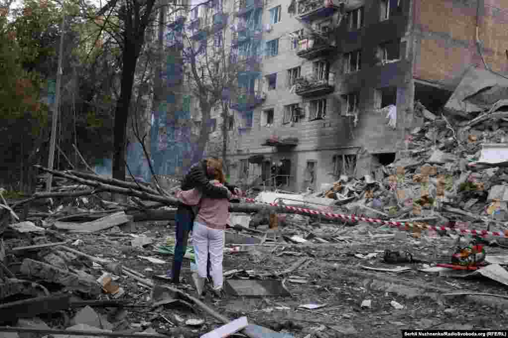 Ljudi usred ruševina nakon napada.Ruski napadi tokom noći pogodili su više lokacija u Kijevu, a ciljali su gradove Odesu i Zaporožje, na jugu i istoku Ukrajine. U Odesi je navodno poginula jedna osoba.