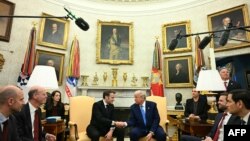 აშშ-ის პრეზიდენტი დონალდ ტრამპი (მარჯვნივ) და საფრანგეთის პრეზიდენტი ემანუელ მაკრონი (მარცხნივ) ოვალურ ოფისში, ვაშინგტონი. 2025 წლის 24 თებერვალი 