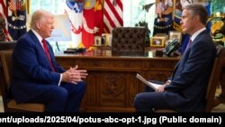 დონალდ ტრამპი, აშშ-ის პრეზიდენტი (მარცხნივ) და ტერი მორანი, ABC-ს ჟურნალისტი. თეთრი სახლის ოვალური კაბინეტი, 30 აპრილი, 2025.