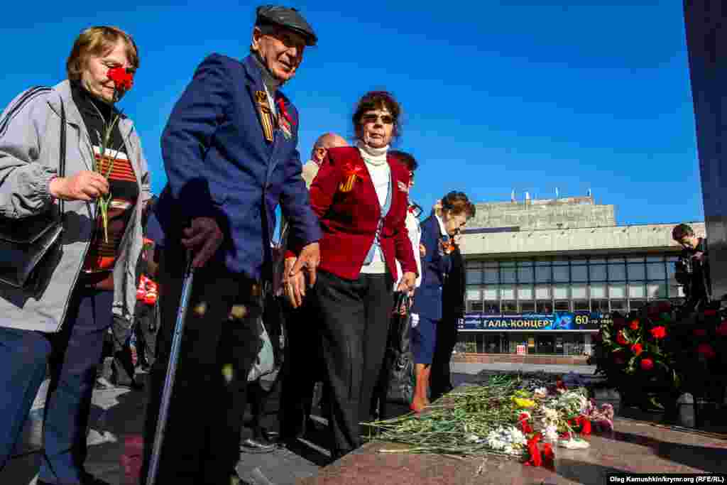 Возложение цветов к памятнику Ленина