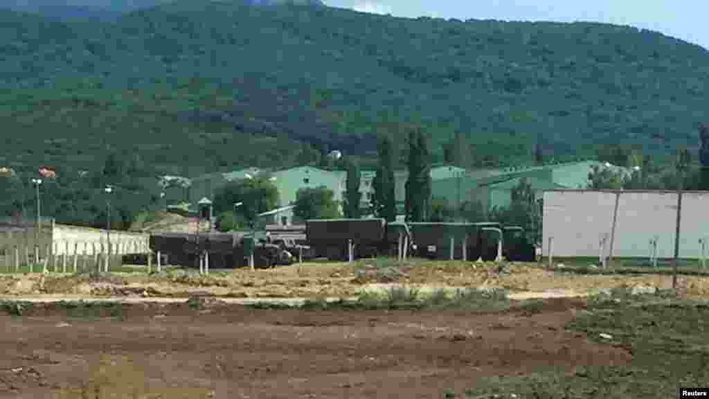 "U Ukrajini su bila samo dva aviona. Sada ih je mnogo više", rekao je za Reuters mladi vojnik na kontrolnom punktu. Na fotografiji: kamioni u vojnoj bazi u okrugu Simferopolja.