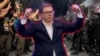 Колаж на сръбския президент Александър Вучич и снимка от протестите в Сърбия.