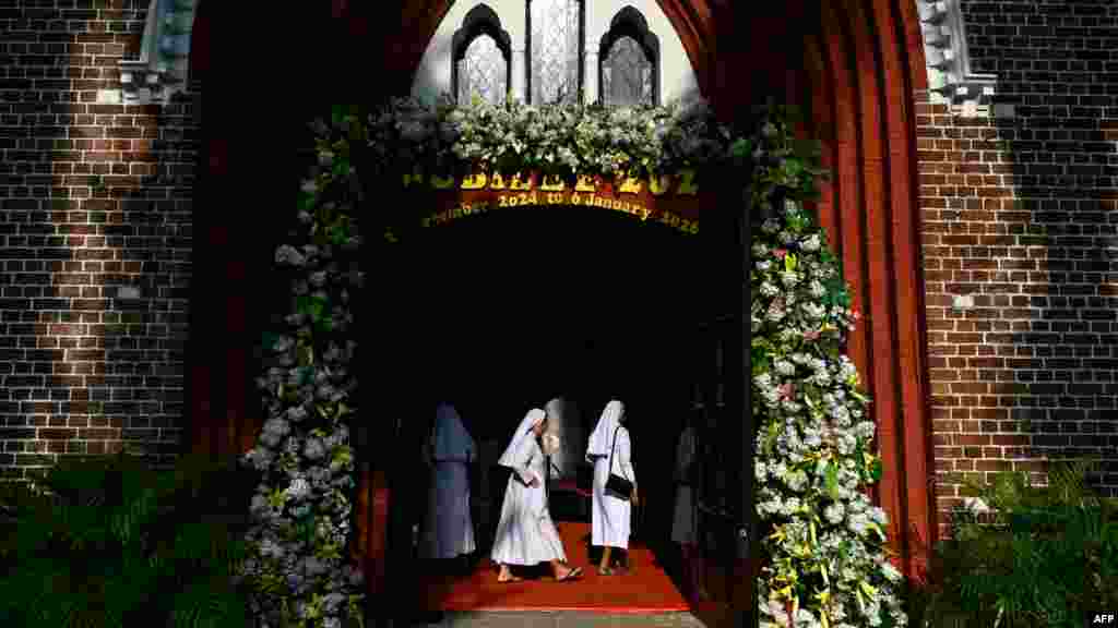 Časne sestre dolaze da se mole u znak sjećanja na preminulog papu Franju u Katedrali Svete Marije u Yangonu, 22. aprila