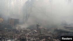 Пожарные работают на месте взрыва на пороховом заводе в Рязанской области