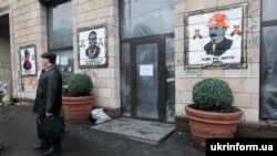 Так виглядали автентичні зображення класиків української літератури на вулиці Грушевського під час Революції гідності, автор стріт-арт-художник на псевдо #Sociopath, 11 лютого 2014 року