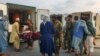 Soldați talibani și civili transportă victimele cutremurului la o ambulanță pe aeroportul din Jalalabad, Afganistan, pe 1 septembrie 2025.