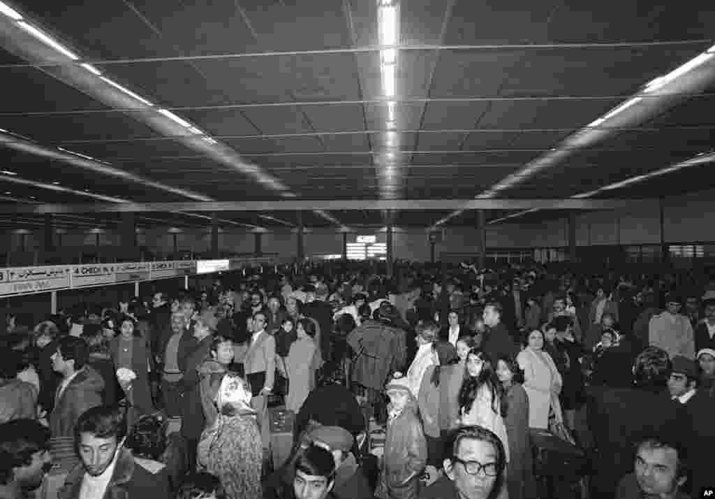 Nekoliko dana nakon odlaska šaha, stotine ljudi, među kojima je bilo dosta stranaca, očajnički je željelo napustiti Iran. Ljudi su se nakrcali u djelu za odlaske aviona na teheranskom aerodromu Mehrabad 25. januara, 1979. nadajući se da će uhvatiti let iz zemlje.