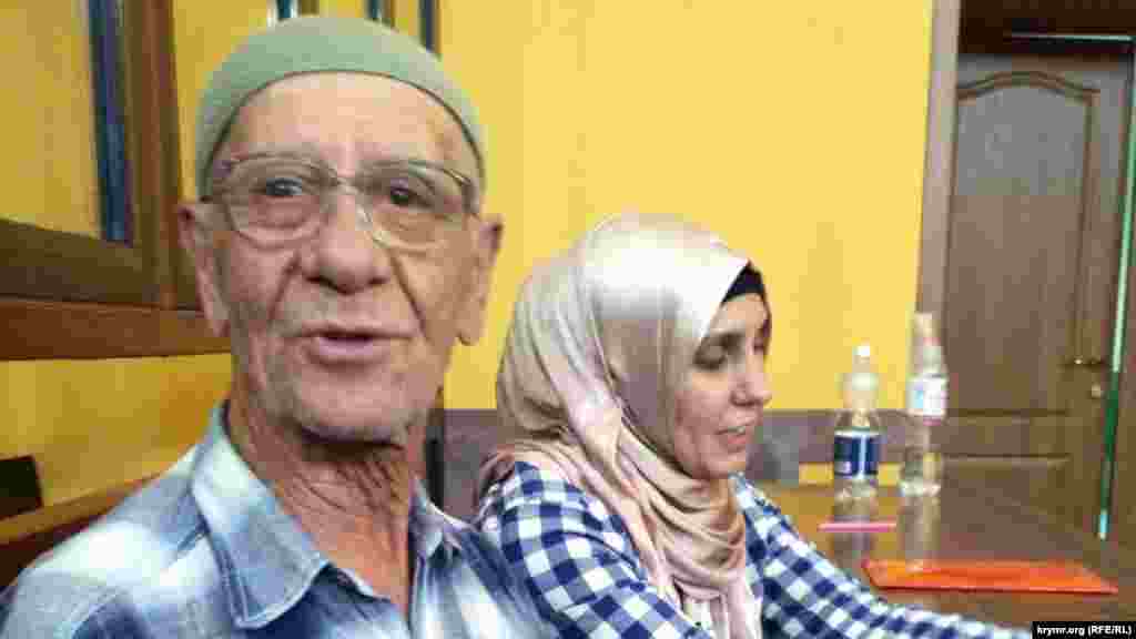 Один – за «нарушение порядка проведения одиночных пикетов», второй – за «сопротивление сотрудникам полиции». Позже подконтрольный Кремлю Железнодорожный суд Симферополя присудил Караметову 10 суток административного ареста за «сопротивление сотрудникам полиции».