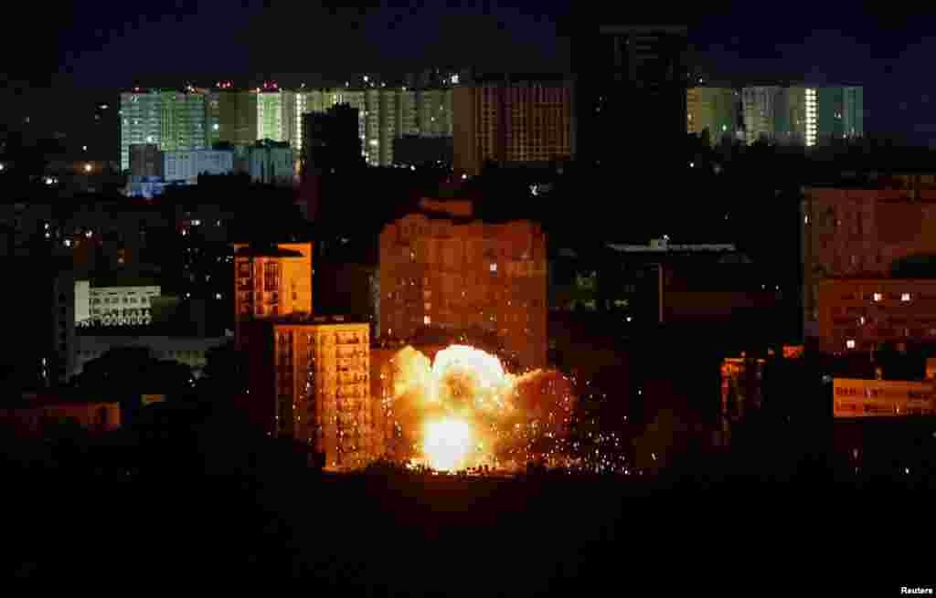 Взрыв беспилотника во время удара, Киев, Украина, 23 июня 2025 года. REUTERS/Глеб Гаранич