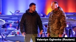 Президент Украины Владимир Зеленский и главнокомандующий ВСУ Александр Сырский на выставке украинских дронов "Пекло"