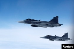 Истребители Saab JAS 39 Gripen ВВС Швеции при выполнении миссии