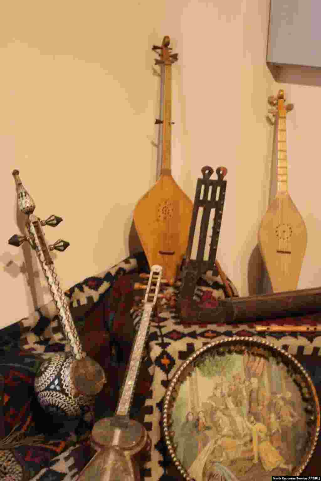 Струнные музыкальные инструменты пандури, чонгури, кнари, дайра. На дайре изображена сцена из поэмы Ш.Руставели "Витязь в тигровой шкуре".