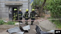 უკრაინელ მაშველებს ოდესის ერთ-ერთი სახლიდან გამოაქვთ რუსული დრონებით შეტევის შედეგად დაღუპულის ცხედარი. 2025 წლის 1 მაისი