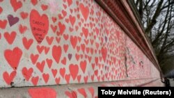 კორონავირუსით გარდაცვლილთა მემორიალი ლონდონში