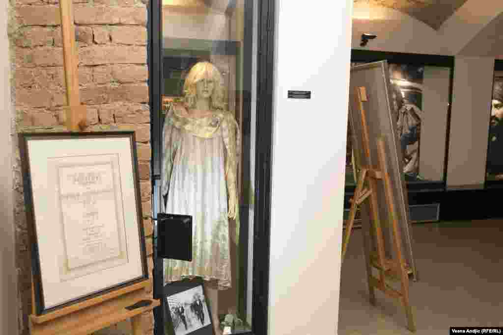 Haljina sa filmskog festivala u Kanu gde je Milena Dravić 1980. godine proglašena za najbolju glumicu u filmu "Poseban tretman" Gorana Paskaljevića.