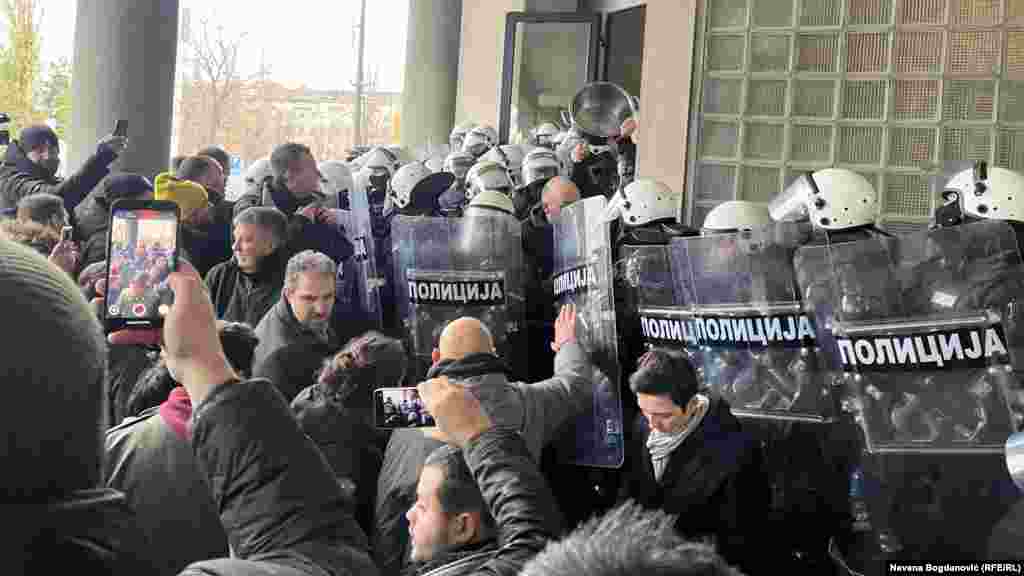 Kordon policije ispred ulaza u Skupštinu Novog Sada sprečavao je demonstrante da uđu, 3. decembar 2024. 