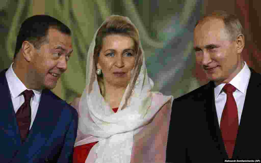 Medvedev i njegova supruga Svetlana prisustvuju uskršnjoj službi zajedno sa predsjednikom Putinom u crkvi Hrista Spasitelja u Moskvi, 8. aprila, 2018. 