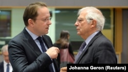 Europski komesar za proširenje Oliver Varhelyi (lijevo) i visoki europski predstavnik Europske unije (EU) za zajedničku vanjsku politiku i sigurnost Josep Borrell (desno), Brisel, 2019.