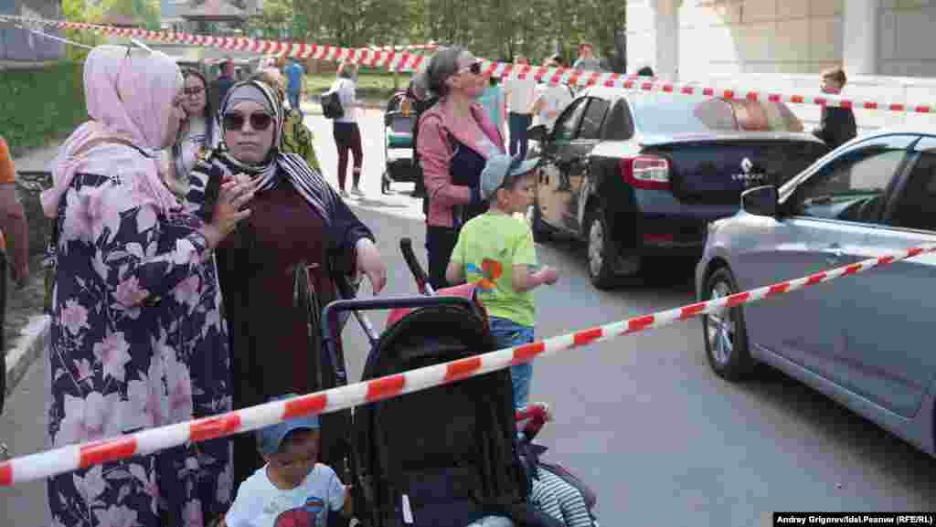 Красно-белая лента по-прежнему перегораживает переулки рядом с Файзи. Но её люди попросту игнорируют. 