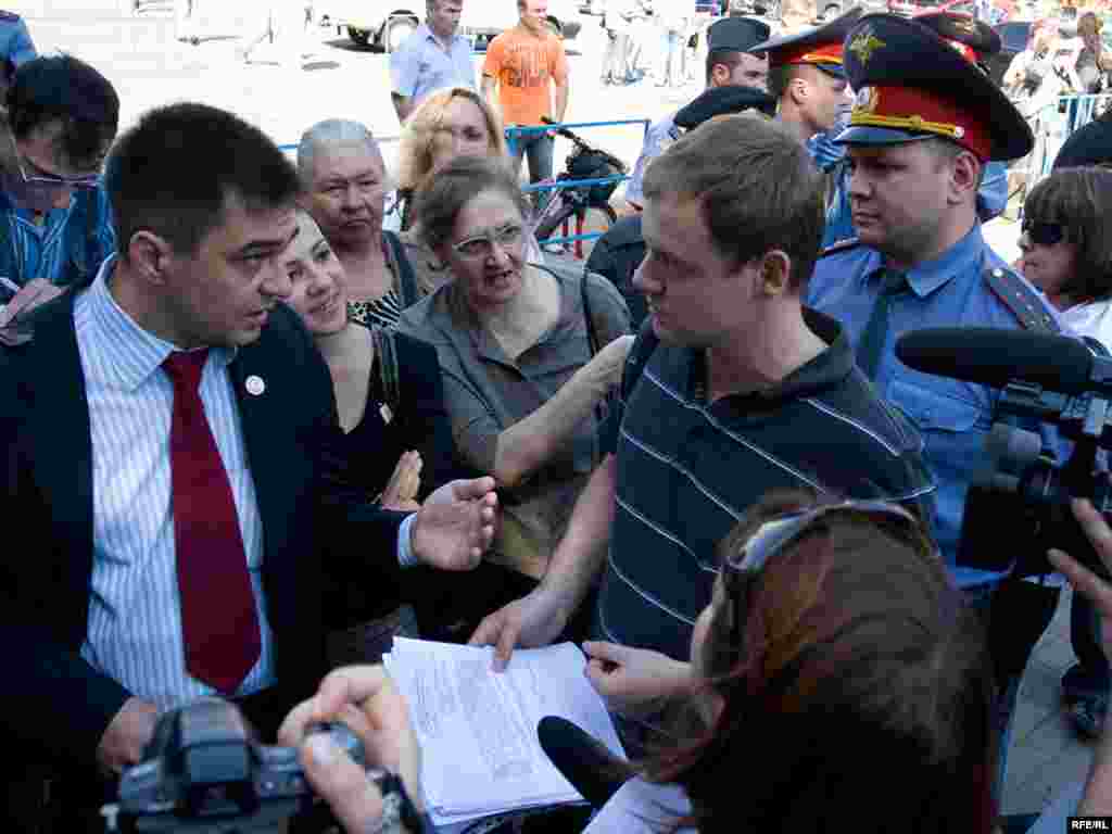 Участники акции зачитали милиционерам выдержки из законов, указав, что при задержании будут нарушены права митингующих, а оценка содержания плакатов не в ходит в компетенцию милиции и представителя префектуры