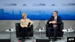Министр обороны ФРГ Урсула фон дер Лейден и генеральный секретарь НАТО Йенс Столтенберг на открытии конференции в Мюнхене