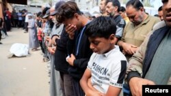 Reakcija ožalošćenih na sahrani Palestinaca ubijenih, prema navodima Ministarstva zdravlja Gaze, izraelskom vatrom u blizini mjesta za podjelu pomoći u Rafahu, ispred bolnice Naser u Kan Junisu, na jugu Pojasa Gaze, 3. juna 2025.