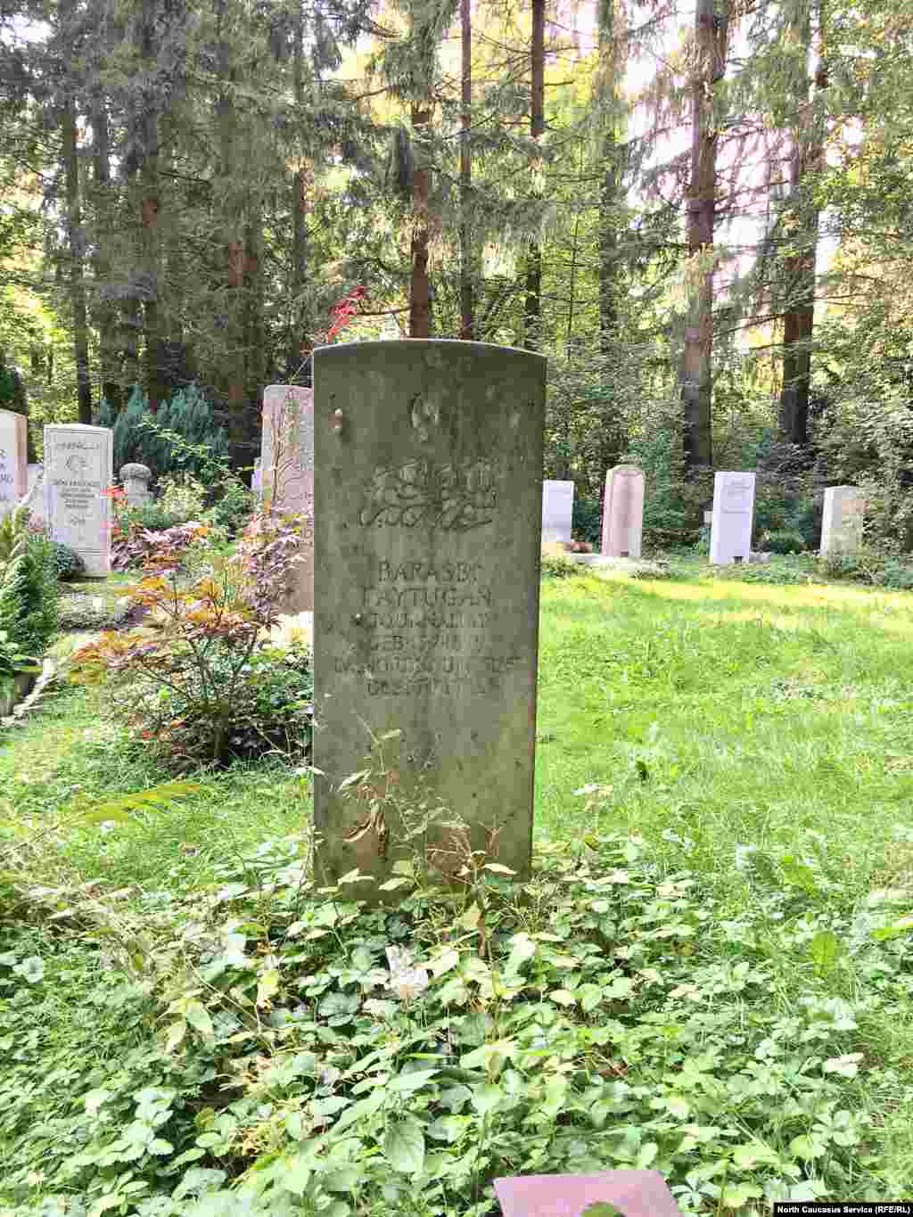 Барасби Байтуган, в эмиграции с 1922 года, в 1930 году издавал в Варшаве журнал "Горцы Кавказа", в 1934 году переименованный в "Северный Кавказ". В послевоенное время жил в Лондоне. В 1953 году вернулся в Германию