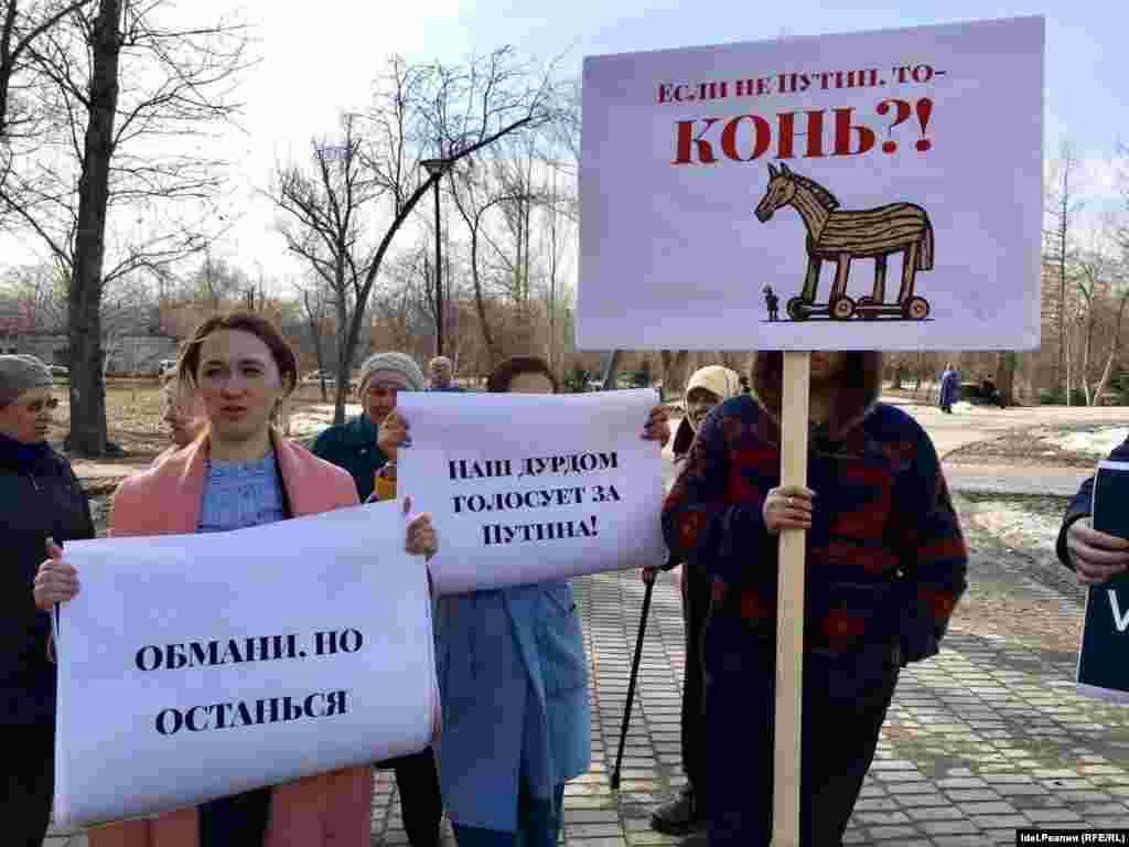 "Если не Путин, то конь?": в Казани прошел арт-пикет "Открытой России"