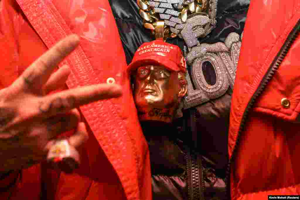 Privjesak s likom novoizabranog predsjednika SAD-a Donalda Trumpa kod jednog od gostiju zabave povodom inauguracije koju je sponzorisao TikTok za influensere koji su ga podržali, u Washingtonu. 