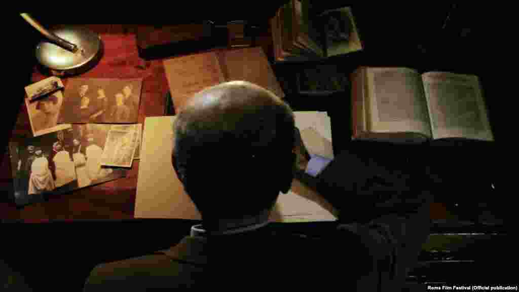 Документальный фильм Мауро Капуто "Мюнхенские часы" поставлен по автобиографической книге Джорджио Прессбургера, бежавшего в Италию из Венгрии после советского вторжения в 1956 году