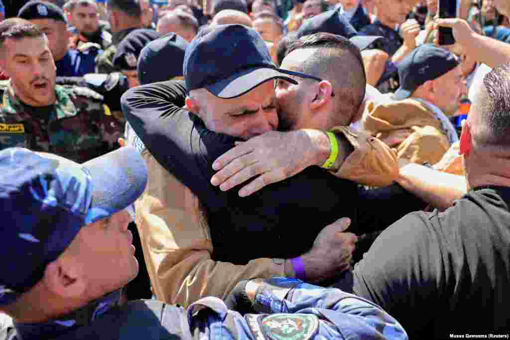 Oslobođeni palestinski zatvorenik u Ramali grli člana svoje porodice nakon što je pušten iz izraelskog zatvora.Istog dana kada su oslobođeni izraelski taoci i palestinski zatvorenici u Egiptu se održava Samit o Gazi koji će okupiti više od 20 lidera kako bi obeležili prekid vatre. Samitu će kopredsedavati američki predsednik Donald Tramp i egipatski predsednik Abdel Fatah el-Sisi,