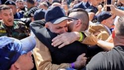 Prizonierii israelieni din Gaza sunt eliberati, în timp ce zeci de mii de oameni sărbătoresc în stradă