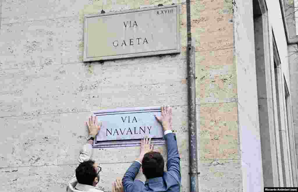 Активисты установили имитацию уличного знака возле посольства России в Риме, Италия, в марте 2024 года после смерти российского оппозиционного лидера Алексея Навального.