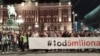 Studenti koji od 13. septembra blokiraju zgradu Rektorata Univerziteta u Beogradu sa balkona pozdravljaju učesnike protesta "1 od 5 miliona".