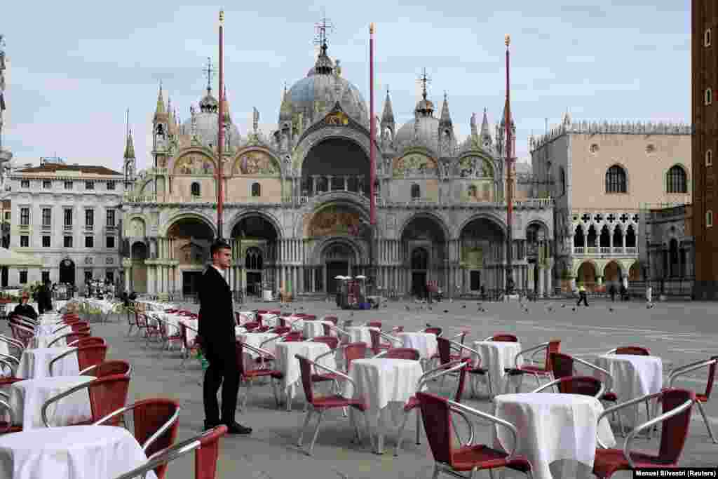 U Veneciji, gde je zbog epidemije korona virusom prekinut tradicionalni Venecijanski karneval, glavni trg Svetog Marka, inače cele godine prepun turista, prazan je kao i kafići i restorani u okolini.