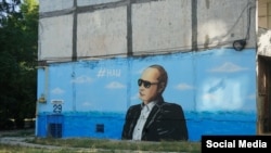 Украина. Симферополь. Къадада сепаратистаз бахъараб Путинил сурат.