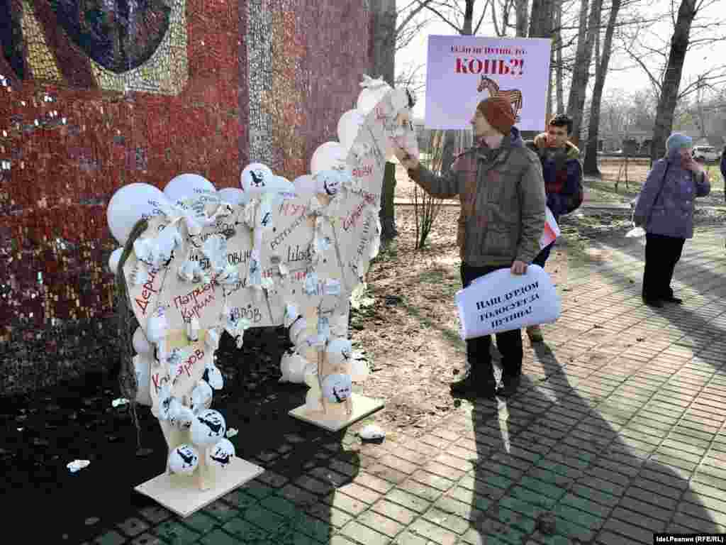 "Если не Путин, то конь?": в Казани прошел арт-пикет "Открытой России"