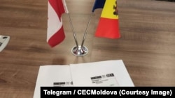 Plicuri cu buletinele de vot pentru alegerile prezidențiale și referendumul constituțional din 20 octombrie, recepționate de biroul electoral al secției de votare pentru votul prin corespondență din Canada.