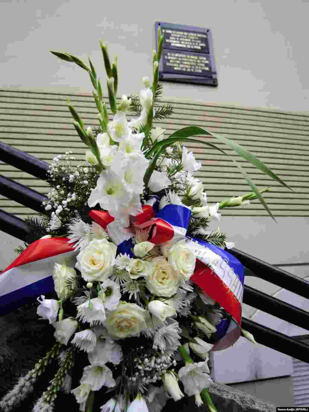 Na Obilićevom vencu otkrivena je spomen-ploča francuskom državljaninu Brce Tatonu, kojeg je u centru Beograda pretukla grupa navijača Partizana, (septembar 2009-e), a on je 12 dana kasnije preminuo. Prisutni su bili i gradonačelnik Beograda, Dragan Đilas, francuski ambasador, Jean Francois Terral, te predsednik Skupštine grada Aleksandar Antić, 17.09.2010. Foto: Vesna Anđić