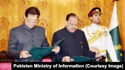 Імран Хан (ліворуч) під час складання присяги, Ісламабад, Пакистан, 18 серпня 2018 року